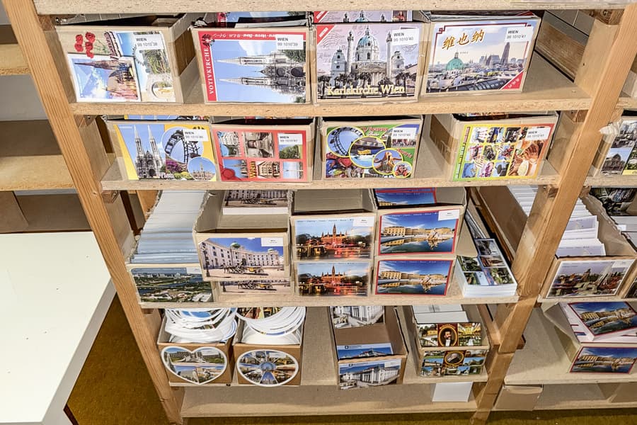 Inhalt von 4 Regalebenen: Postkarten